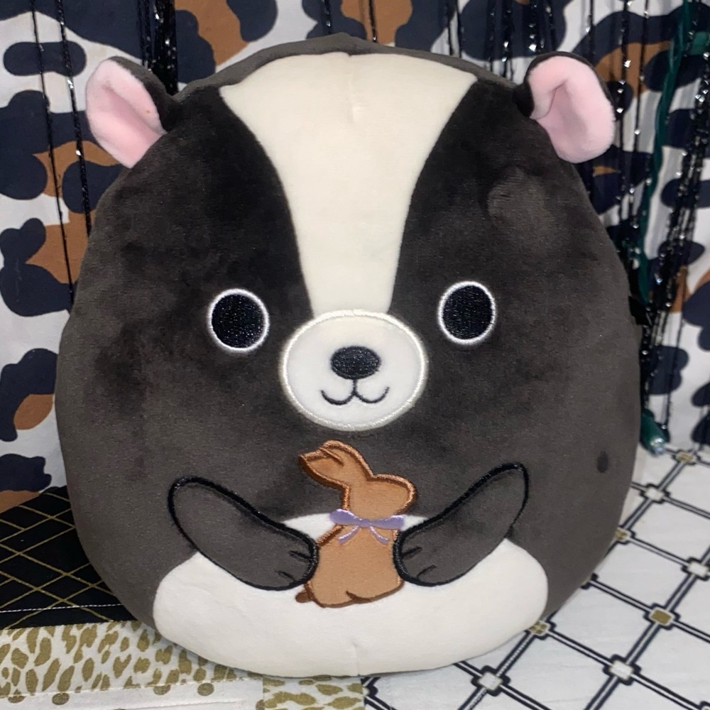 🆕SQUISHMALLOWS SKYLER THE SKUNK HOLDING HIS CHOCOLATE BUNNY PLUSH PILLOW TOY